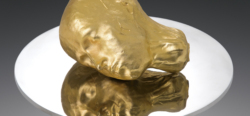<b>DURONELLY Balázs | Dedem (2005) | 150x45x45 cm, aranyozott bronz, rozsdamentes acél | AMA BOOK I. | részlet</b>