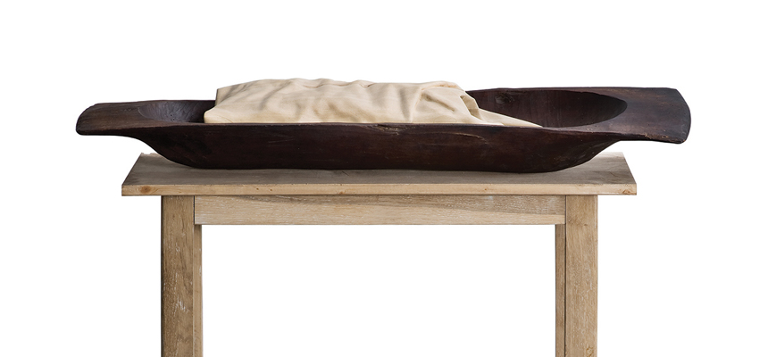 <b>BÉKÉSI Ervin | „Isa pur” (2013) | 94x86x25 cm, faragott fa, fekete föld | AMA BOOK II. | részlet</b>