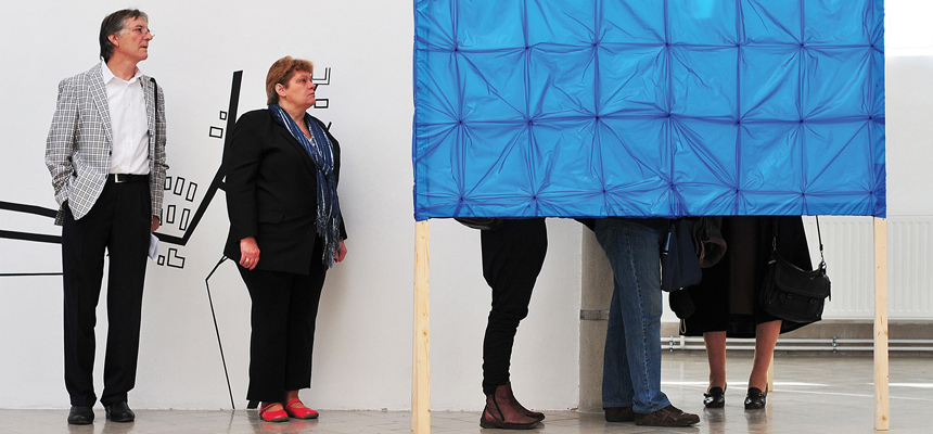 <b>SIPOS Eszter | Kabin (2013) | 180x220x180 cm, fólia, fa, projektor, videó | AMA BOOK II. | részlet</b>