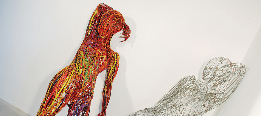 <b>RABÓCZKY Judit Rita | Tükörbenézés (2011) | kábel figura 155x95x50 cm, horgany figura 150x60x55 cm | AMA BOOK II. | részlet</b>