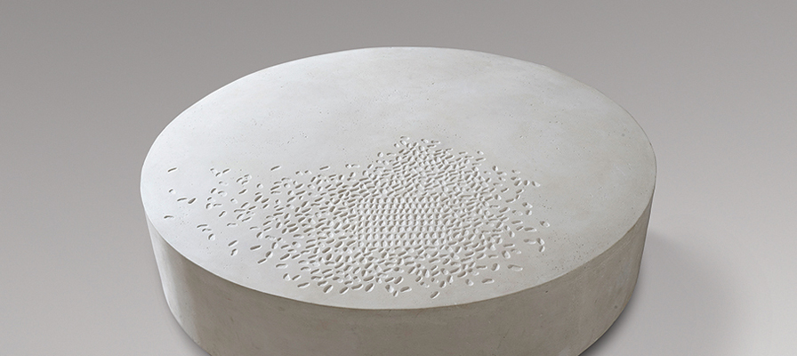<b>HAJAS Katinka | Áldozókő (2014) | 125×25 cm, kőpor, cement | AMA BOOK II. | részlet</b>